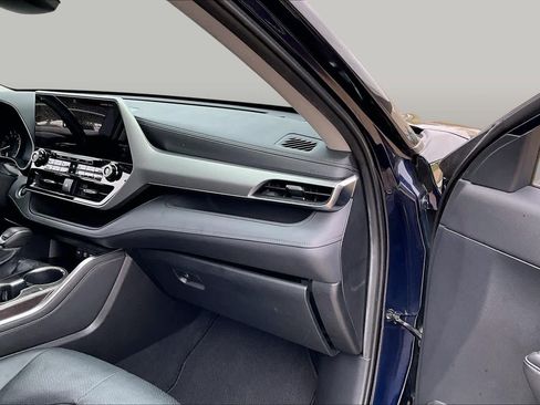 Used 2021 Toyota Highlander Platinum FWD image 18