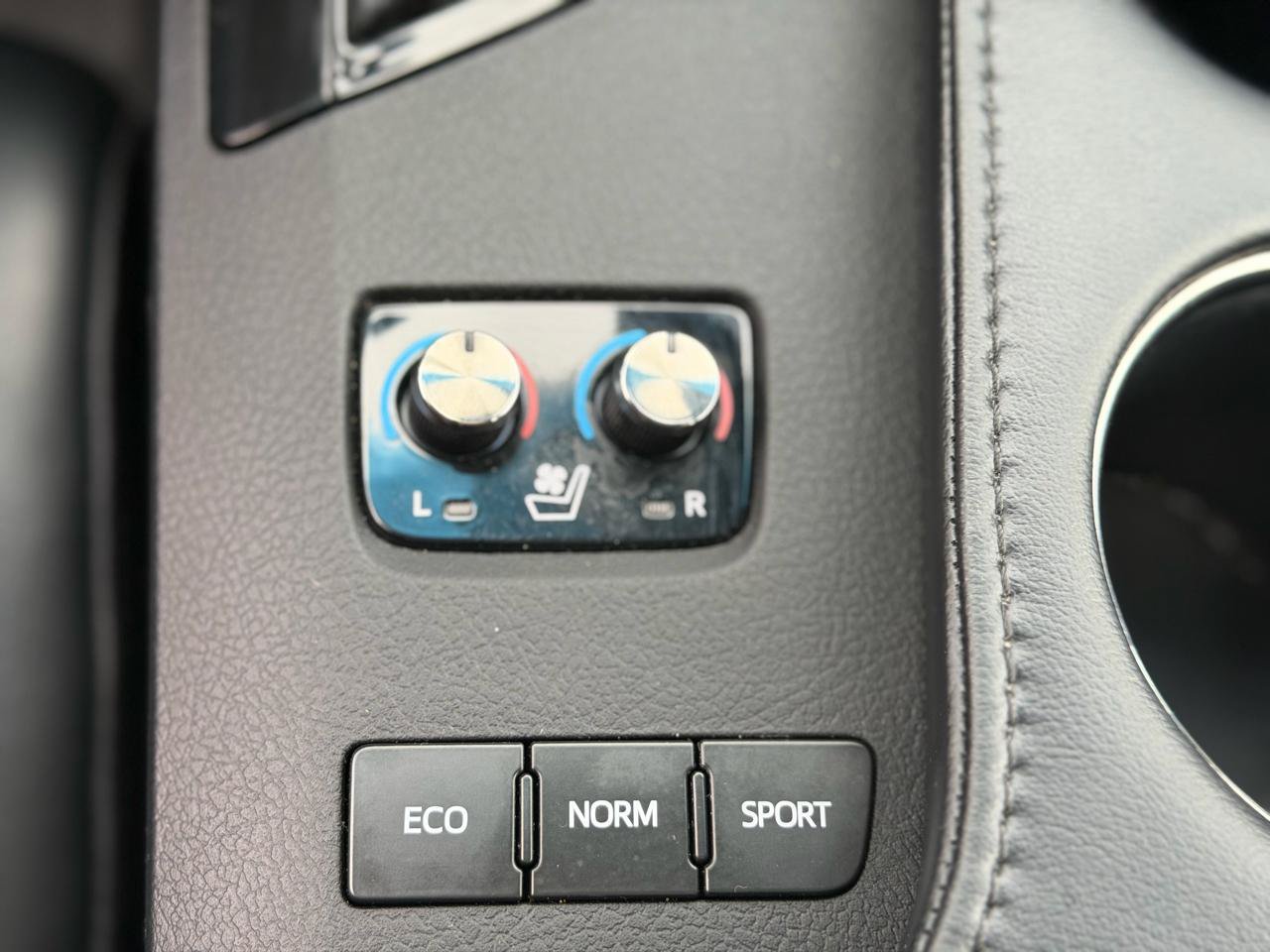 Used 2018 Toyota Avalon Limited w/ All Weather Liner Package FWD image 24