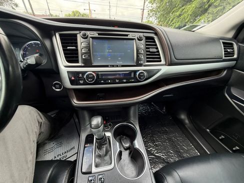 Used 2018 Toyota Highlander XLE FWD image 27