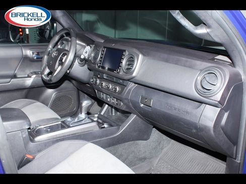 Used 2022 Toyota Tacoma TRD Off-Road AWD/4WD image 14