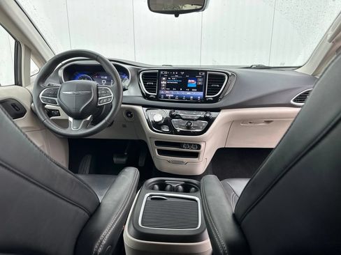 Used 2023 Chrysler Pacifica Touring-L FWD image 31