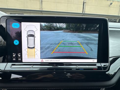 Used 2025 Volkswagen Atlas Cross Sport SE image 31