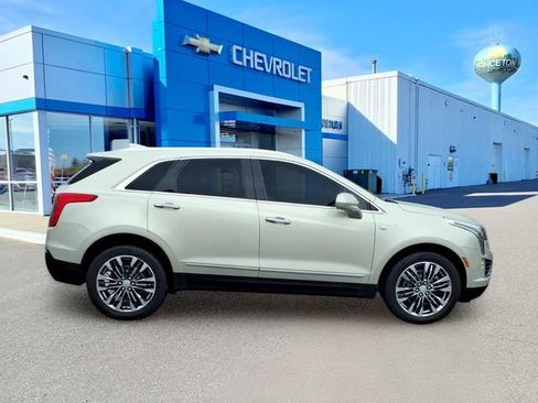 Used 2017 Cadillac XT5 Premium Luxury AWD/4WD image 2