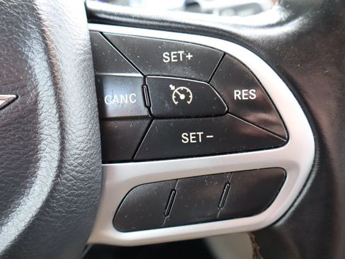 Used 2017 Chrysler Pacifica Touring-L w/ Tire & Wheel Group FWD image 28