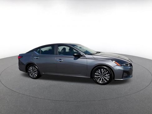 Used 2025 Nissan Altima 2.5 SV FWD image 2