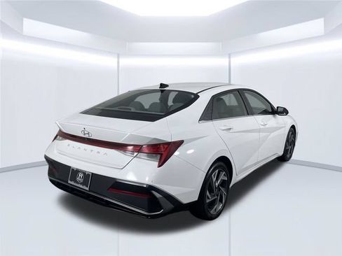Used 2025 Hyundai Elantra SEL FWD image 13