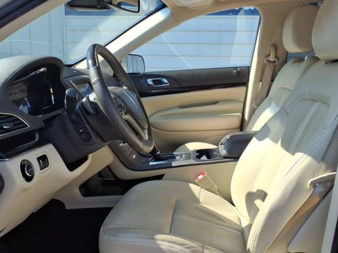 Used 2019 Lincoln MKT AWD image 8