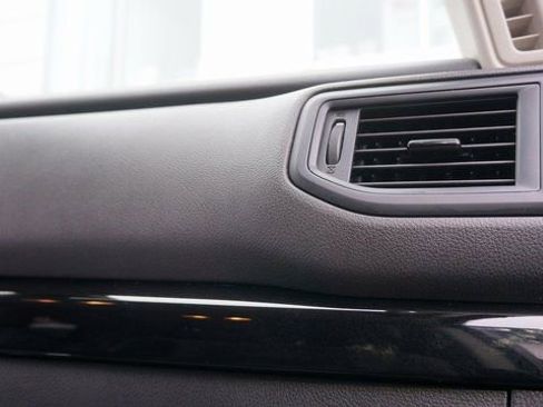 Used 2024 Nissan Titan SV w/ SV Convenience Package image 58