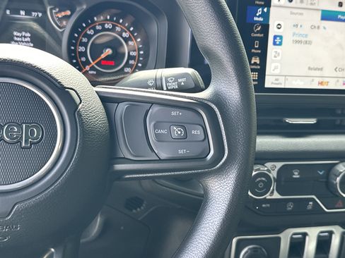 Used 2025 Jeep Wrangler Sport AWD/4WD image 25