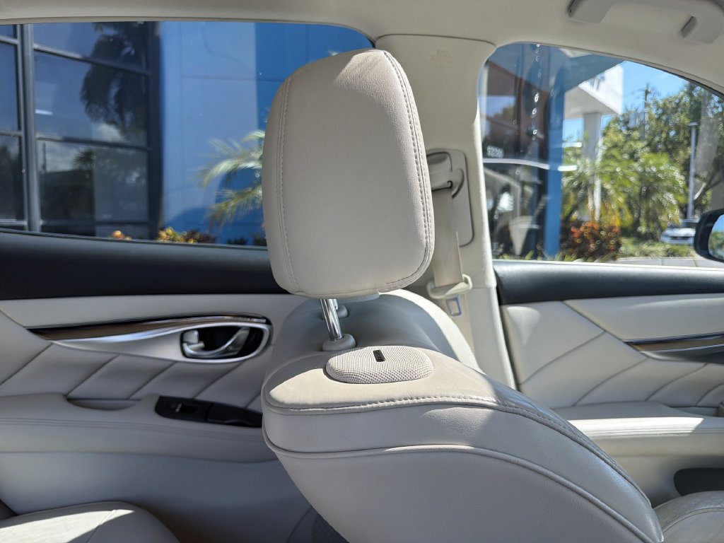 Used 2015 INFINITI Q70 L 3.7 w/ Deluxe Touring Package RWD image 16