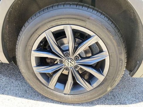 Certified 2023 Volkswagen Tiguan SE w/ Panoramic Sunroof Package AWD/4WD image 30