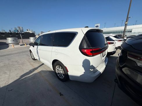 Used 2026 Chrysler Pacifica Select FWD image 4