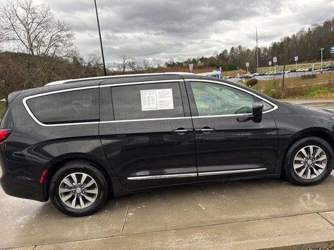 Used 2020 Chrysler Pacifica Touring-L Plus w/ Advanced Safetytec Group image 4