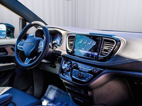 New 2027 Chrysler Pacifica Select FWD image 13