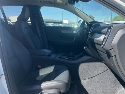 Used 2025 Volvo XC40 B5 Core image 30