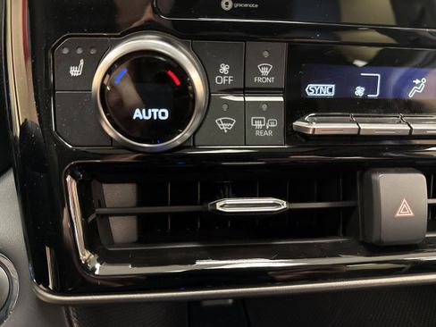 Used 2022 Toyota Highlander XLE image 38