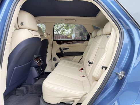 Used 2017 Bentley Bentayga AWD/4WD image 16