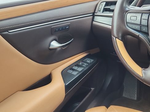 Used 2019 Lexus ES 300h FWD image 12