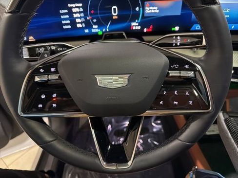 Used 2025 Cadillac Optiq Luxury 2 w/ LPO, ONYX Package image 13