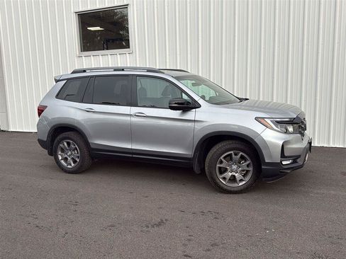 Used 2025 Honda Passport TrailSport image 8