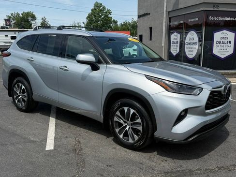 Used 2021 Toyota Highlander XLE AWD/4WD image 2