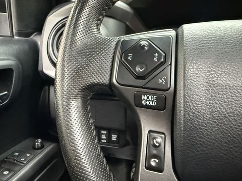 Used 2020 Toyota Tacoma SR5 AWD/4WD image 15