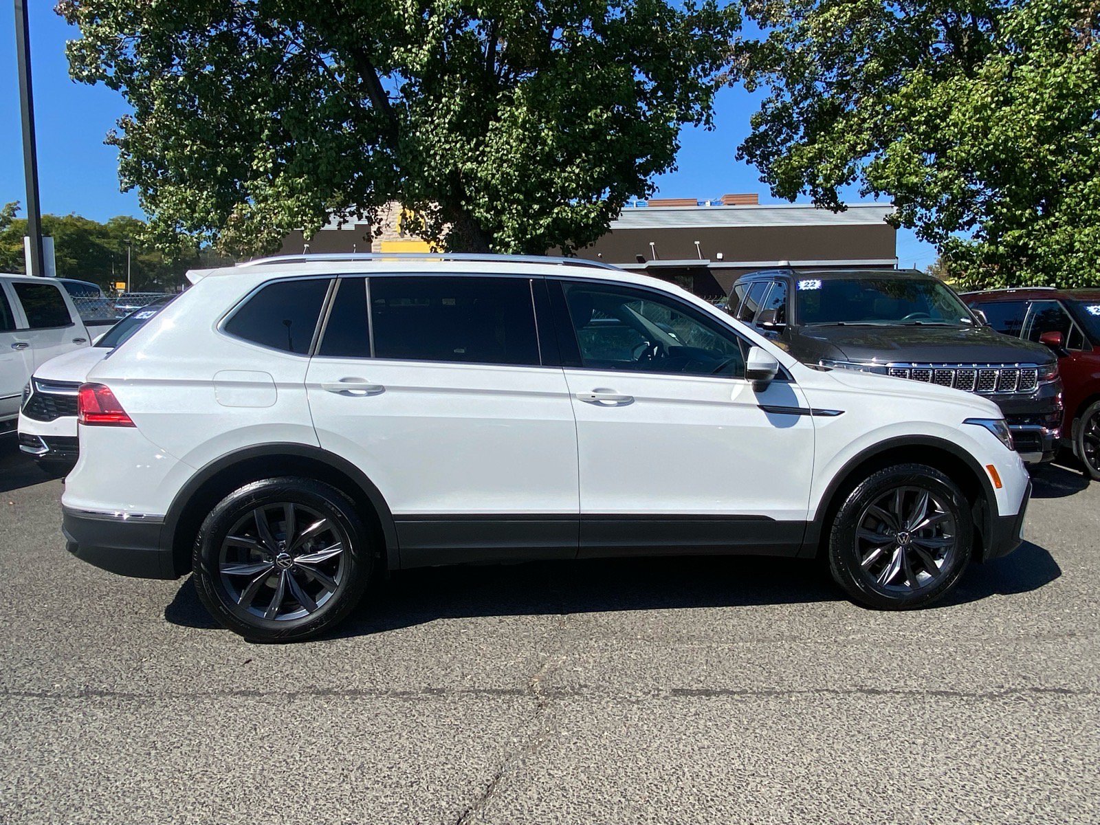 Certified 2023 Volkswagen Tiguan SE w/ Panoramic Sunroof Package AWD/4WD image 2