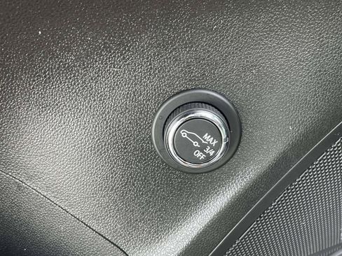 Used 2022 Buick Envision Essence w/ Safety Package FWD image 17