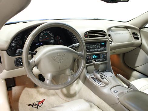 Used 2004 Chevrolet Corvette Coupe w/ Preferred Equipment Group RWD image 2