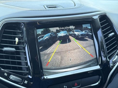 Used 2019 Jeep Cherokee Overland FWD image 24