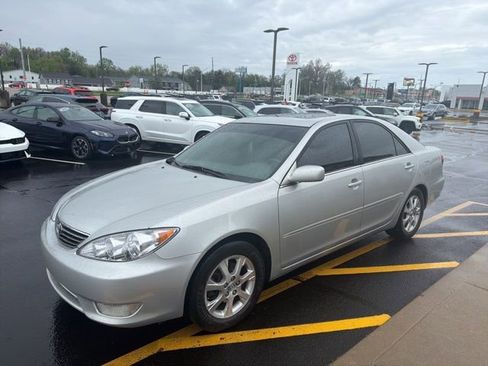 Used 2005 Toyota Camry XLE image 2