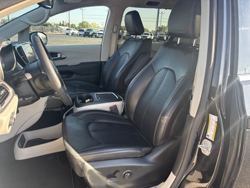 Used 2023 Chrysler Pacifica Touring-L FWD image 10