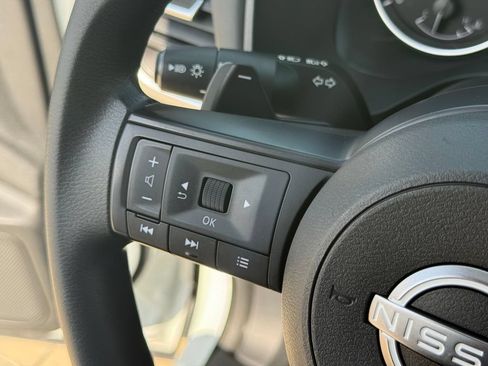 Used 2024 Nissan Rogue SV FWD image 11