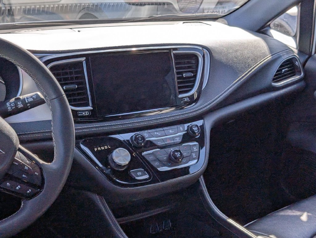 Used 2025 Chrysler Pacifica Limited FWD image 13