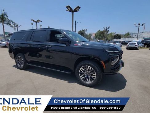 Used 2025 Chevrolet Suburban Z71 AWD/4WD image 2