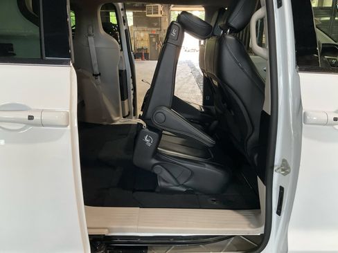 Used 2024 Chrysler Pacifica Touring-L FWD image 17