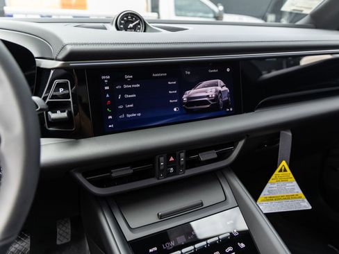 Certified 2025 Porsche Macan Electric image 26