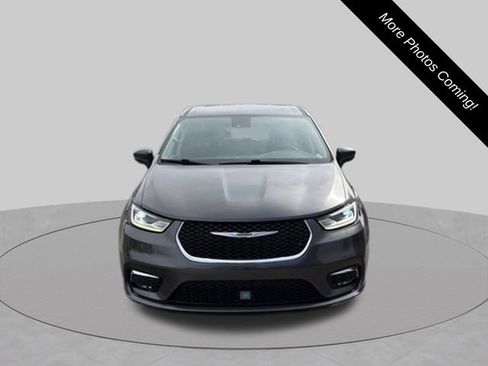 Used 2023 Chrysler Pacifica Touring-L FWD image 2