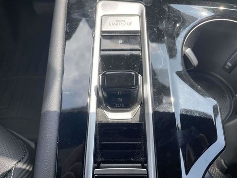 Used 2024 Volkswagen Atlas Cross Sport SE FWD image 17