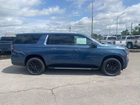 New 2025 Chevrolet Suburban Premier image 7