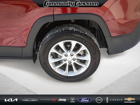 Used 2019 Jeep Cherokee Latitude w/ Popular Appearance Group image 4