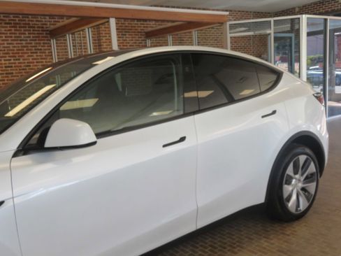 Used 2024 Tesla Model Y Long Range AWD/4WD image 68