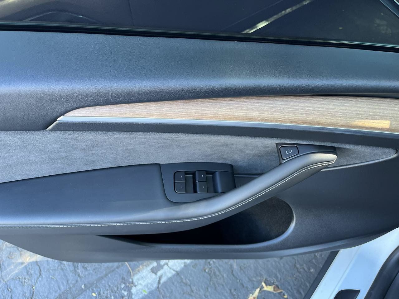 Used 2025 Tesla Model Y Long Range AWD/4WD image 11