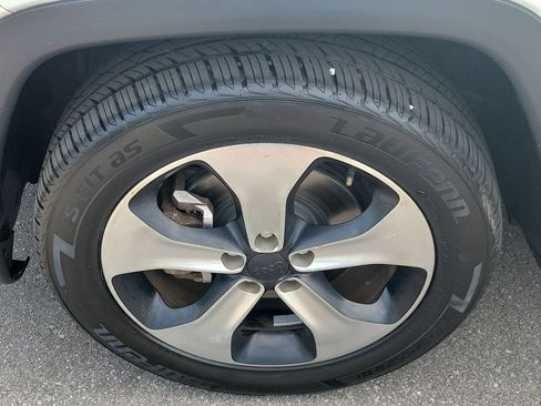 Used 2017 Jeep Compass Latitude w/ Cold Weather Group FWD image 9