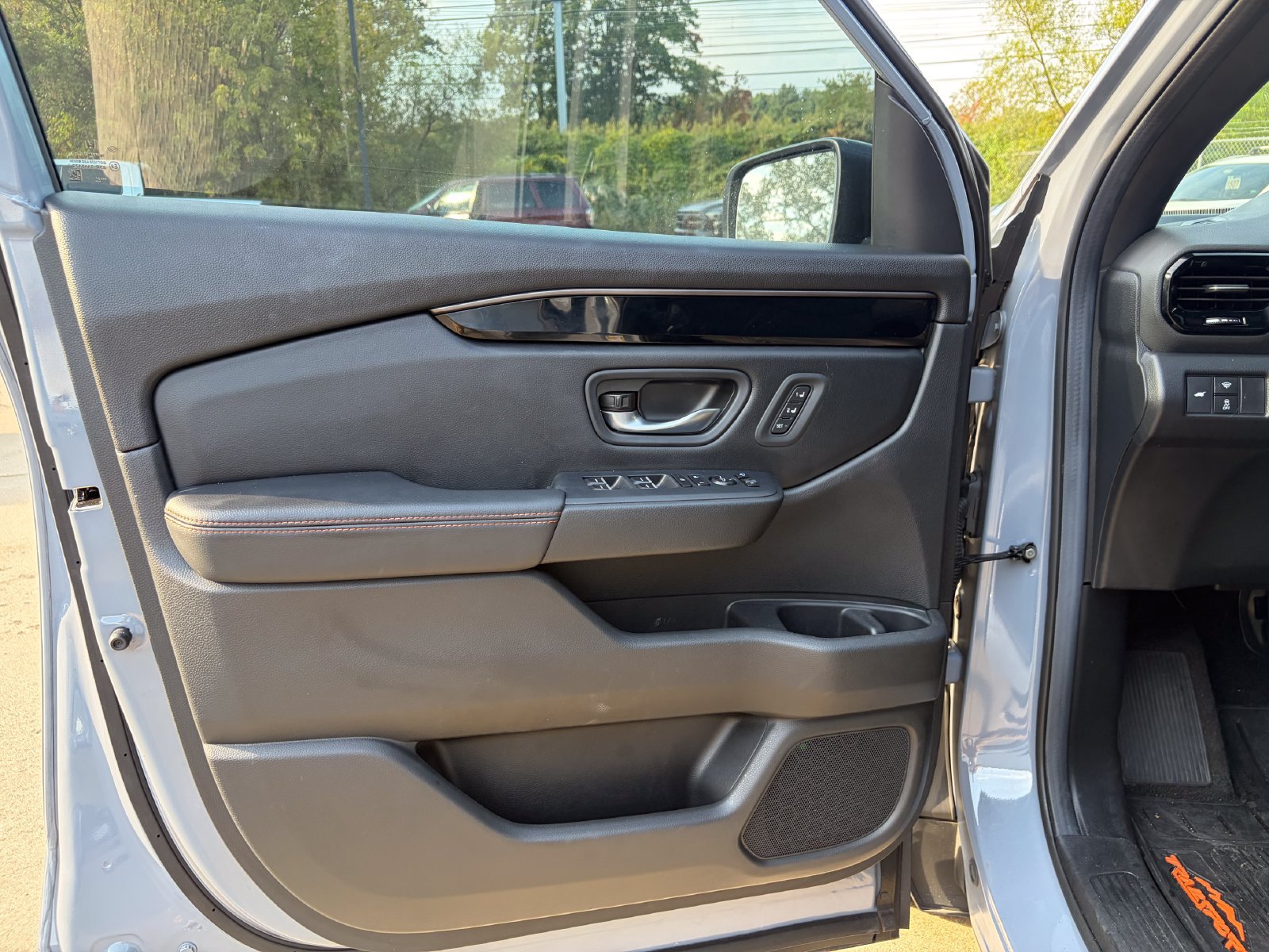 Used 2025 Honda Pilot TrailSport image 11