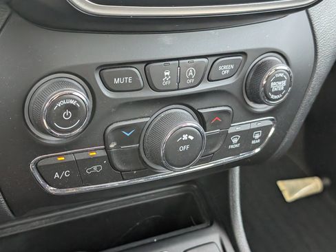 Used 2020 Jeep Cherokee Latitude FWD image 12