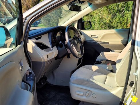 Used 2017 Toyota Sienna LE image 10