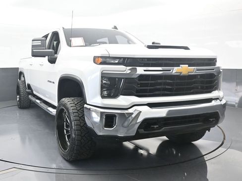 Used 2024 Chevrolet Silverado 2500 LT image 9