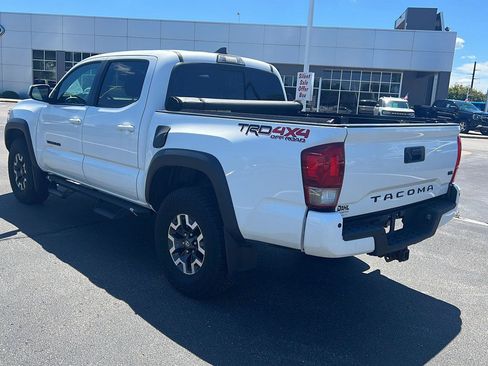 Used 2017 Toyota Tacoma TRD Off-Road AWD/4WD image 10