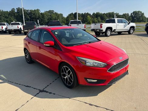 Used 2017 Ford Focus SEL w/ Cold Weather Package FWD image 8
